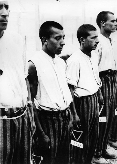 Stefan Hodosch (HÃ¤ftlingsnummer 17039) und andere Roma im Konzentrationslager Dachau, 20. Juli 1938