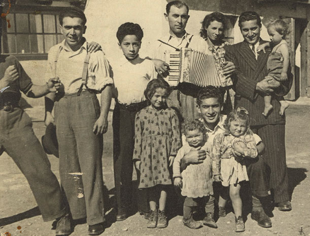 Familie Nitsch in der FranklinstraÃŸe 40, 1951/52 V. l. n. r. hinten: unbekannt, Murli, Chumbi, Onkel Guca, Tante Moni, Fritz Vorne: Gitzi, Resi, Wezo, Sonja