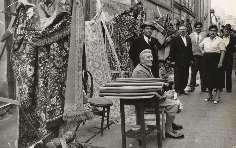 Beim Teppichhandel am Jahrmarkt, 1960er-Jahre