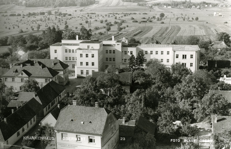 ie Lage der zweiten Roma-Siedlung (im Hintergrund rechts, im Vordergrund das alte Krankenhaus von Oberwart), vor 1972