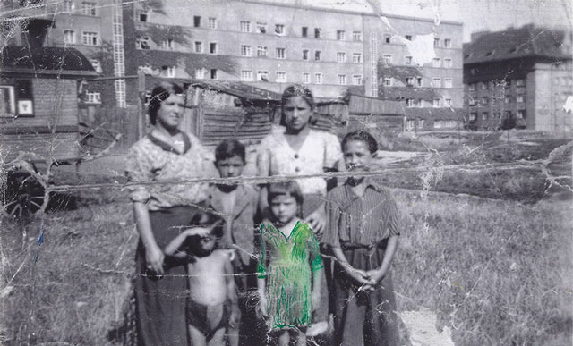 Ceija Stojka mit ihrer Mutter Sidi, ihren drei BrÃ¼dern Ossi, Karl und Johann Â»MongoÂ« sowie ihrer Schwester Mitzi auf dem Standplatz der Familie beim KongreÃŸbad, Ende der 1930er-Jahre
